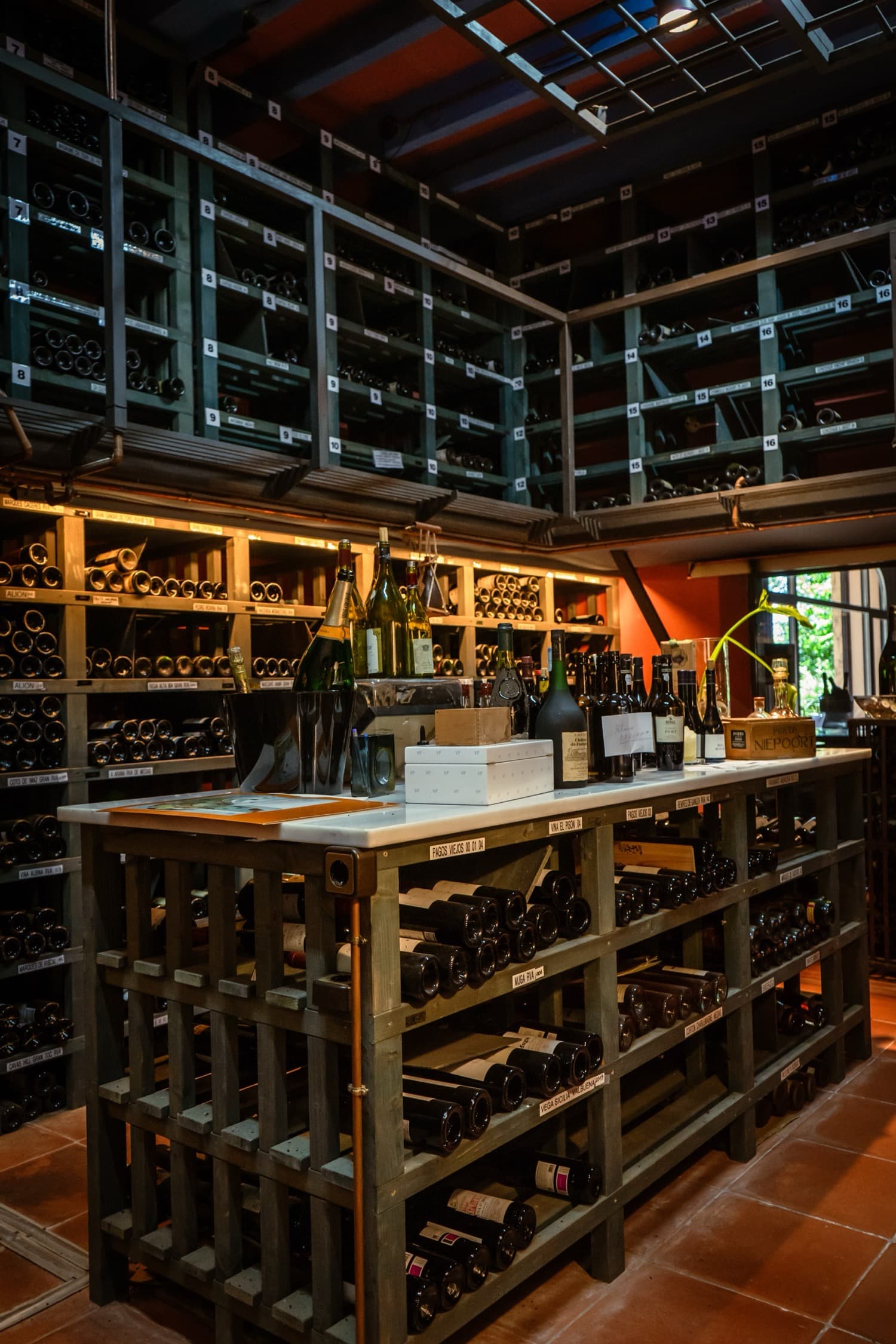 La sala de la bodega de Hispania con sus estanterías repletas de vino